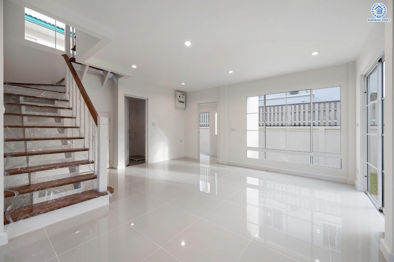 บ้านมือสองตกแต่งใหม่ คุณภาพระดับ L&H โครงการ ชลลดา วัดลาดปลาดุก บนเนื้อที่ 53.2 ตร.ว. ฟังก์ชัน 3 ห้องนอน 2 ห้องน้ำ 1 ที่จอดรถ บนทำเลศักยภาพ เชื่อมต่อหลายเส้นทาง ใกล้รถไฟฟ้าสายสีม่วง "สถานีคลองบางไผ่" และเซ็นทรัล เวสต์เกต